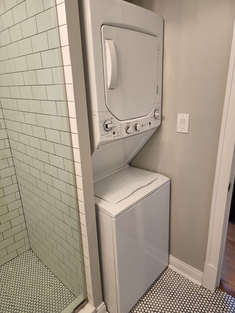 5225 North Clark Street, Unit 2 Chicago, IL 60640 - Photo 13 of 21 a utility room with dryer and washer