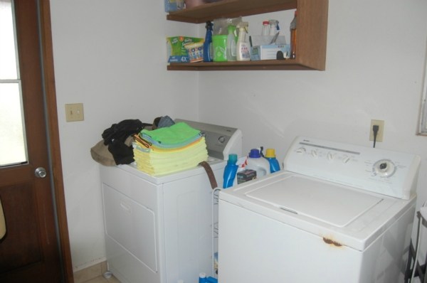6224 Holio Road Kapaa, HI 96746 - Photo 6 of 14 a utility room with dryer and washer
