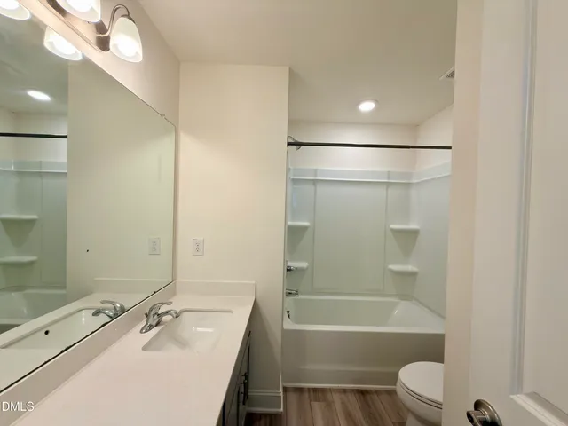 a view of empty room with window