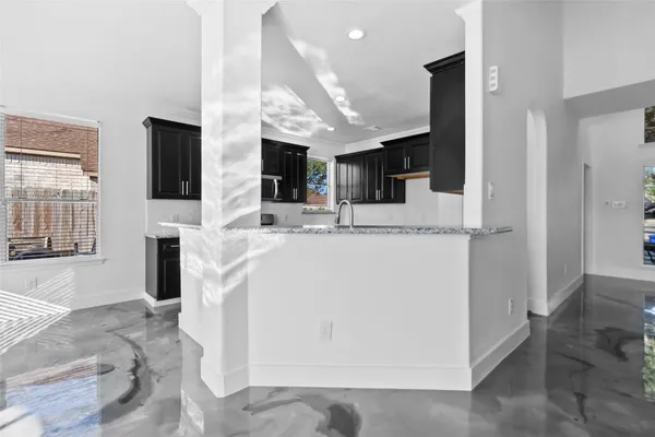 $2,800 | 7619 Omaha Drive, Baytown, TX 77521