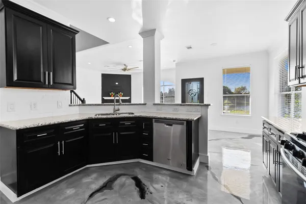 $2,800 | 7619 Omaha Drive, Baytown, TX 77521