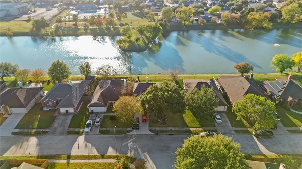 $2,800 | 7619 Omaha Drive, Baytown, TX 77521