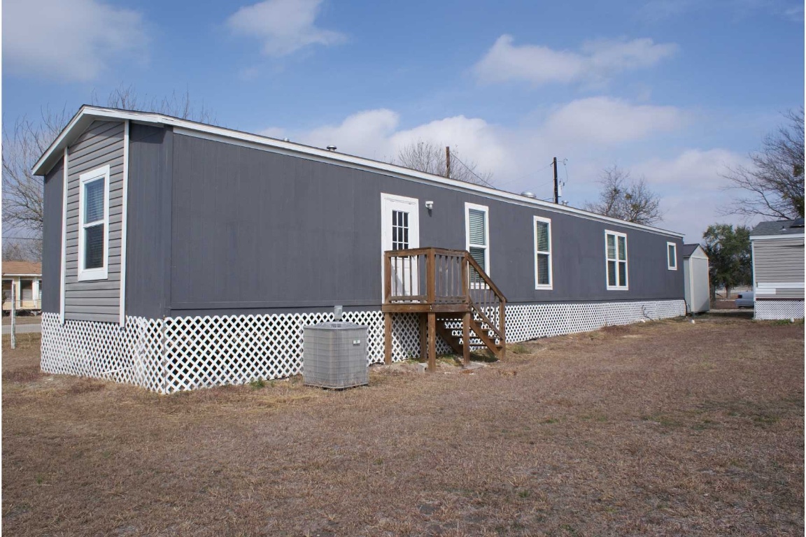 501 Mesquite Road San Marcos, TX 78666 - Photo 26 of 33 Rear view of property