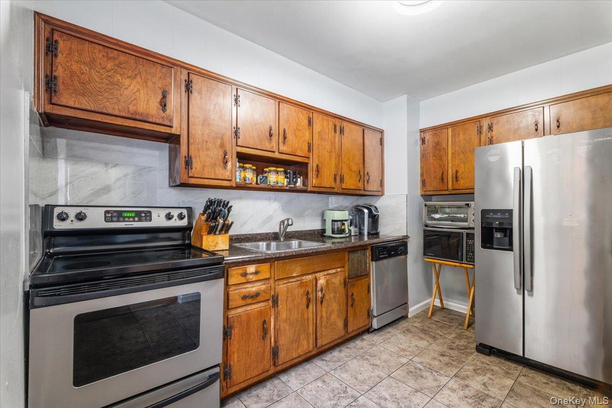 16 Meadow Road Montrose, NY 10548 - Photo 11 of 32 Kitchen with stainless steel appliances