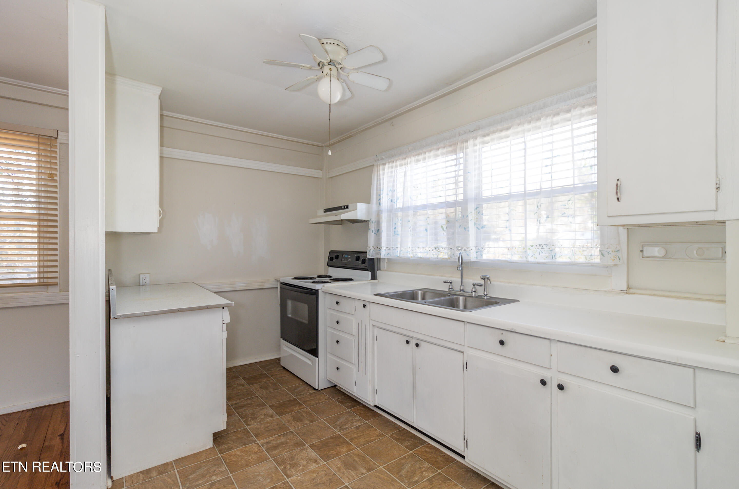 701 Florida Avenue Oak Ridge, TN 37830 - Photo 12 of 13 1U6A3652-Edit(1)