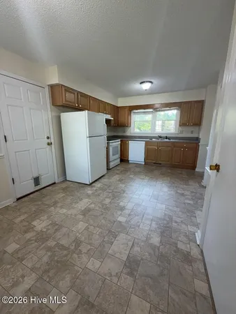 $1,400 | 2701 Northwoods Drive, Jacksonville, NC 28540
