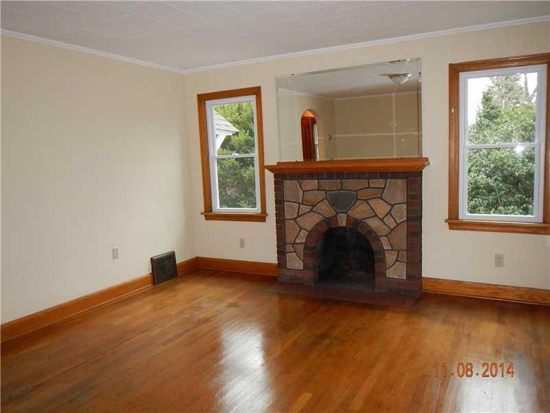 1529 Old Butler Road, Unit 11 New Castle, PA 16101 - Photo 7 of 17 Living Room.