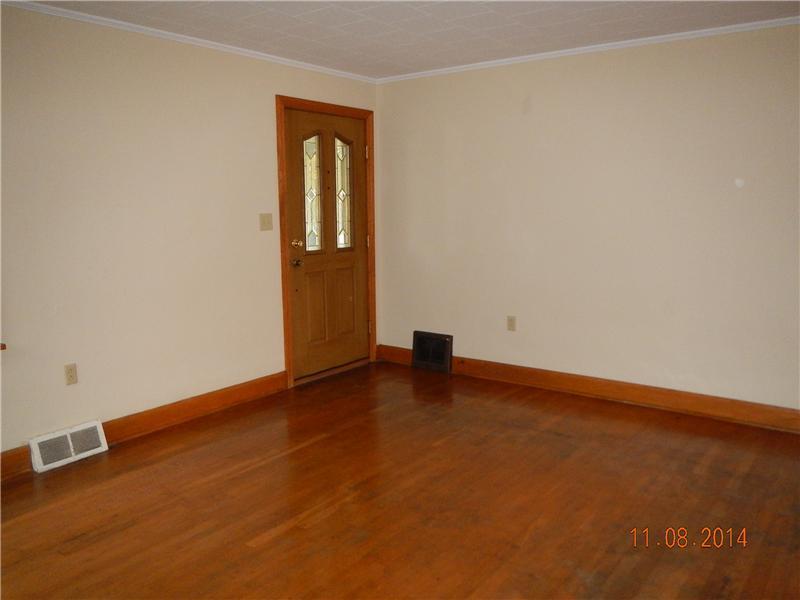 1529 Old Butler Road, Unit 11 New Castle, PA 16101 - Photo 8 of 17 Living Room.