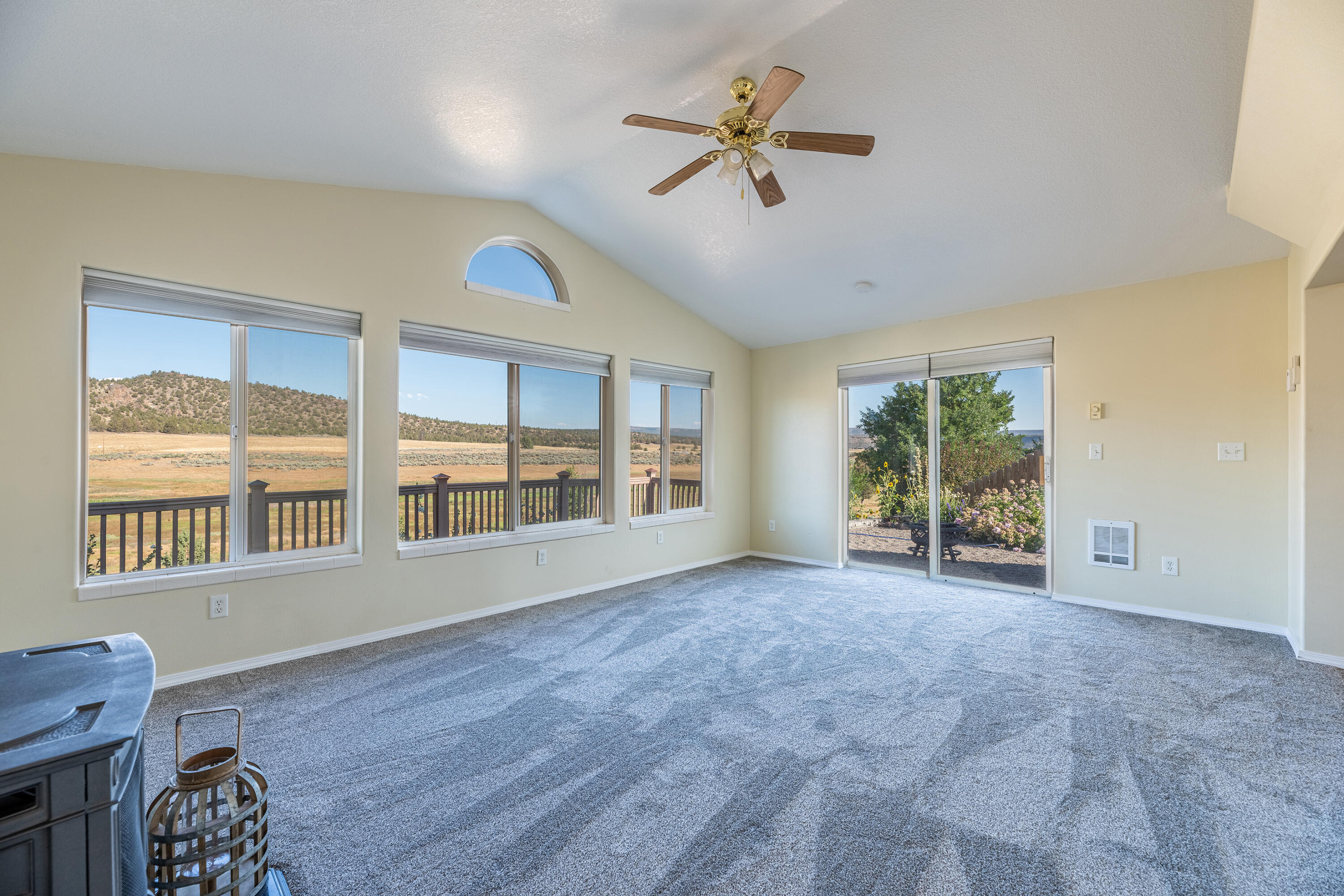 2466 Northeast Yellowpine Road Prineville, OR 97754 - Photo 5 of 32 family room 4