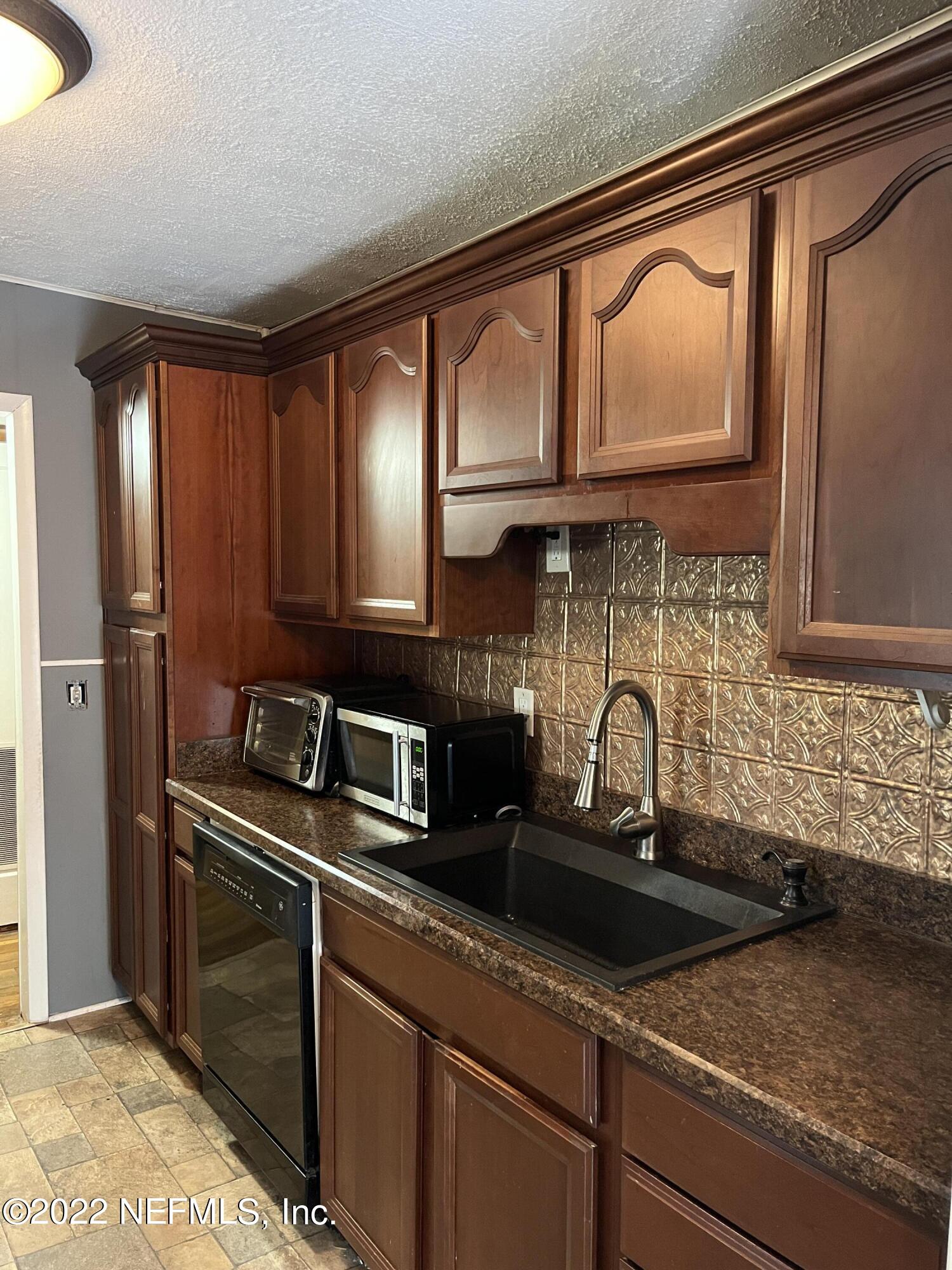 4752 Myrtlewood Road Jacksonville, FL 32210 - Photo 3 of 18 Kitchen