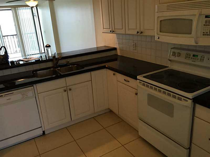 21 Royal Palm Way, Unit 21604 Boca Raton, FL 33432 - Photo 8 of 26 Kitchen