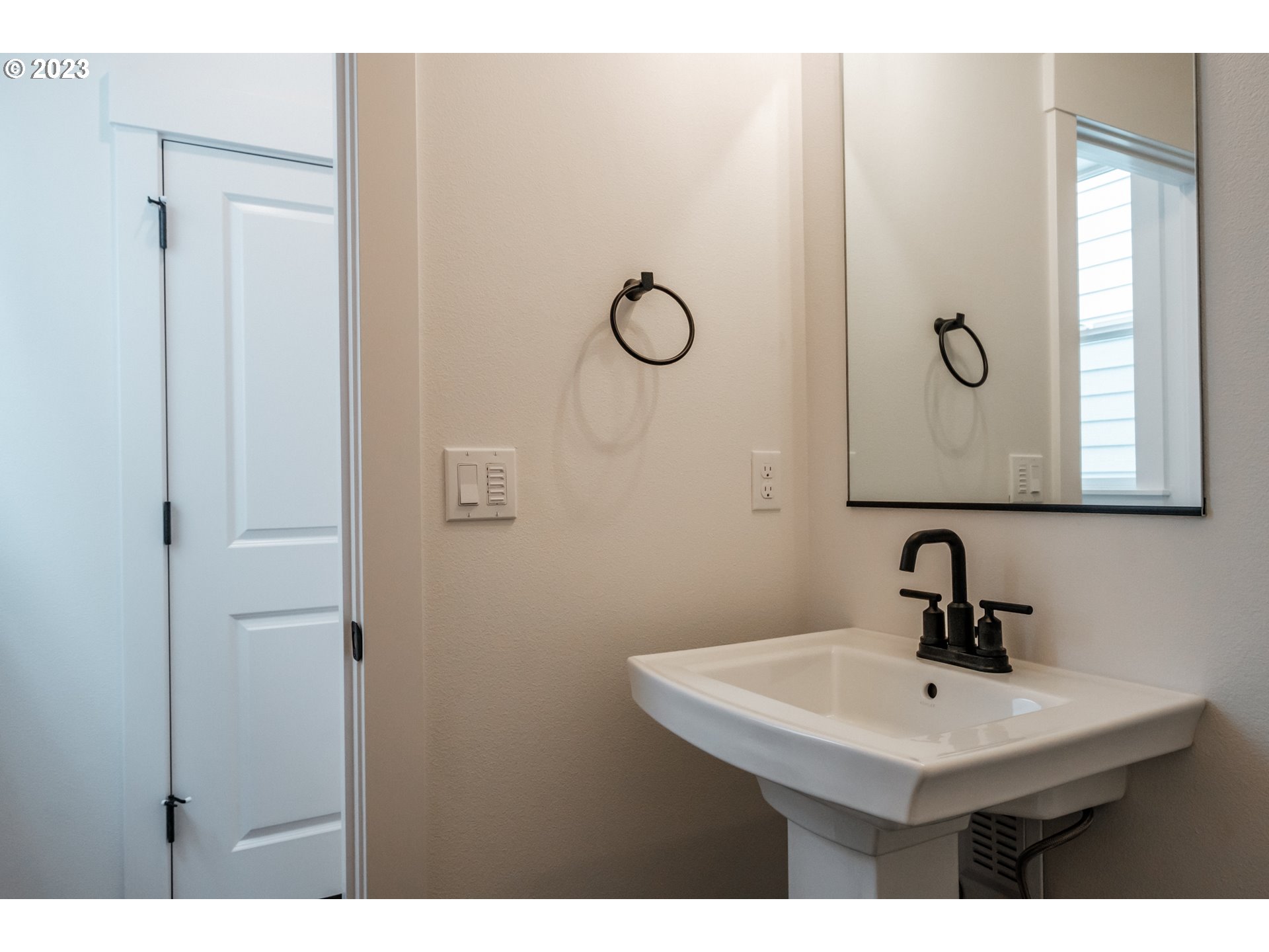 12363 Southwest Strobel Road Beaverton, OR 97007 - Photo 24 of 42 Gallery Image 24