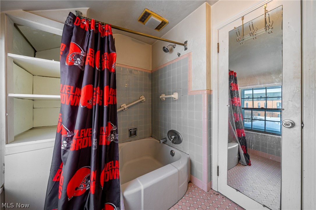 4602 College Road South Euclid, OH 44121 - Photo 23 of 26 Bathroom with shower / bath combo