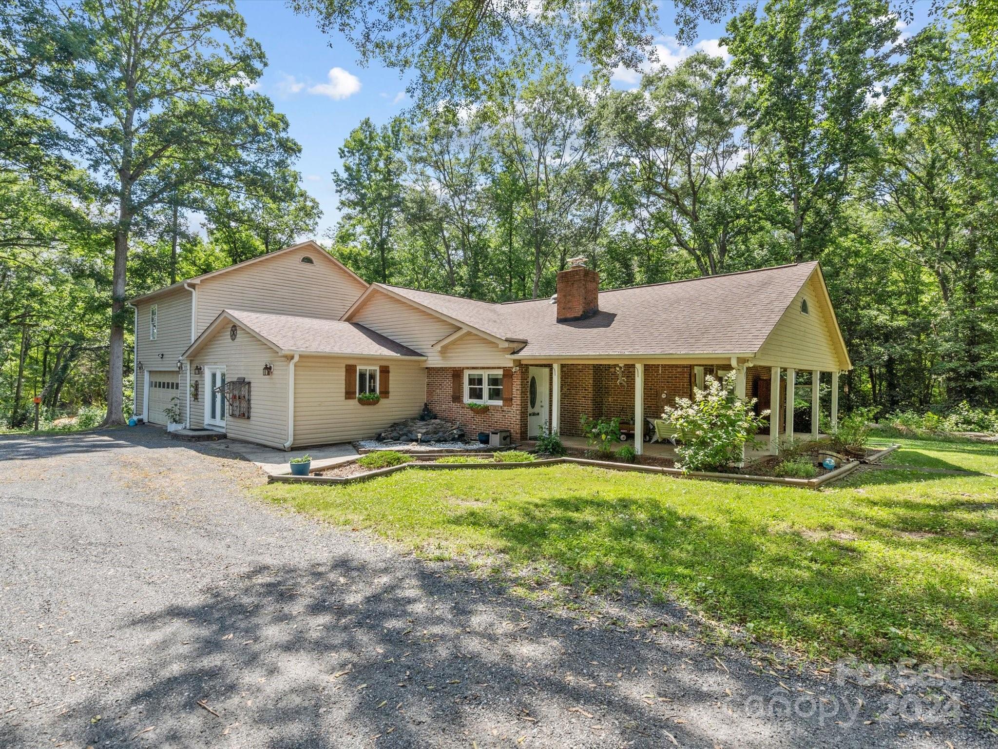 2805 Kingsburry Road Clover, SC 29710 - Photo 3 of 31 Gallery Image 3