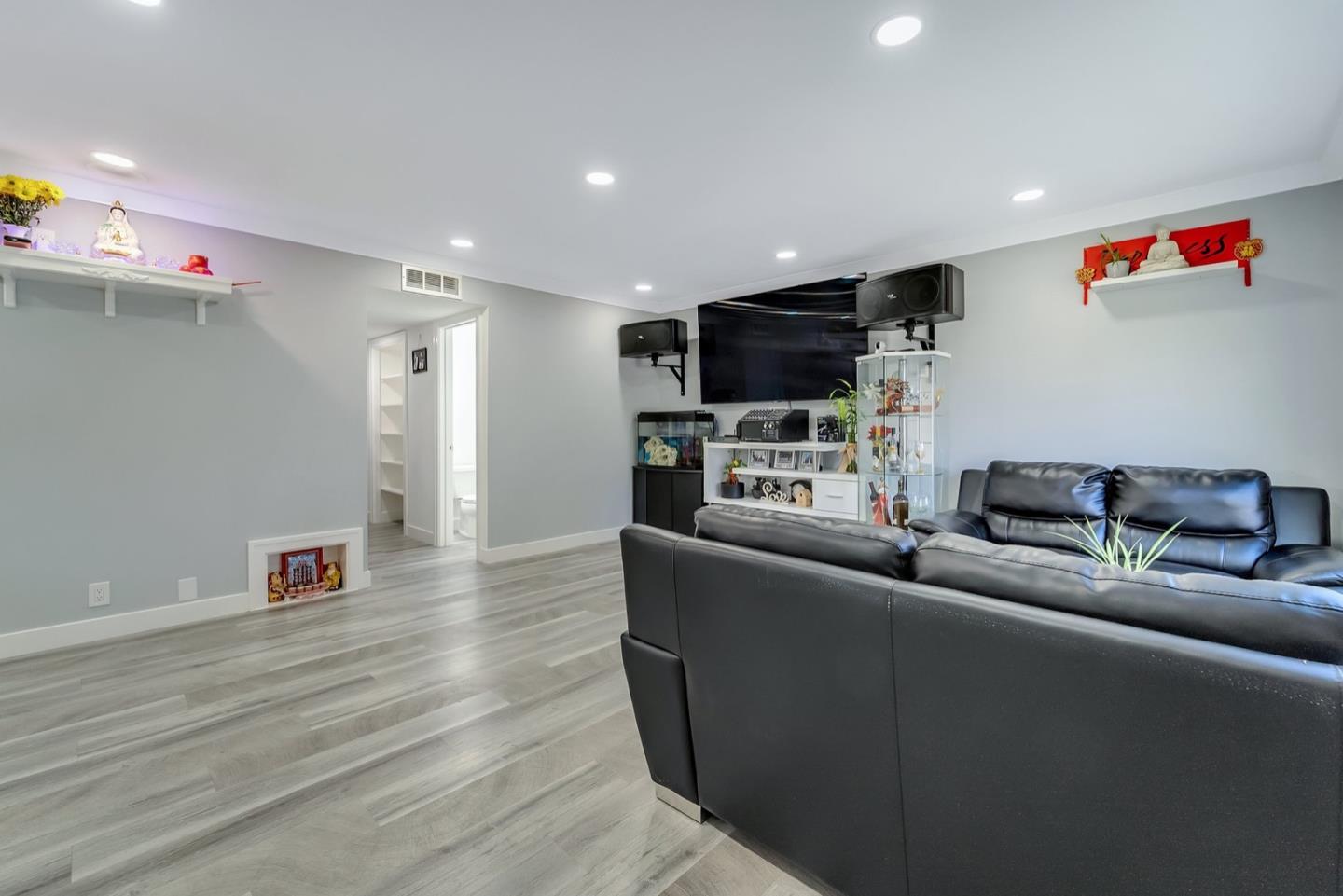 1158 Oakview Road San Jose, CA 95121 - Photo 4 of 23 Gallery Image 4