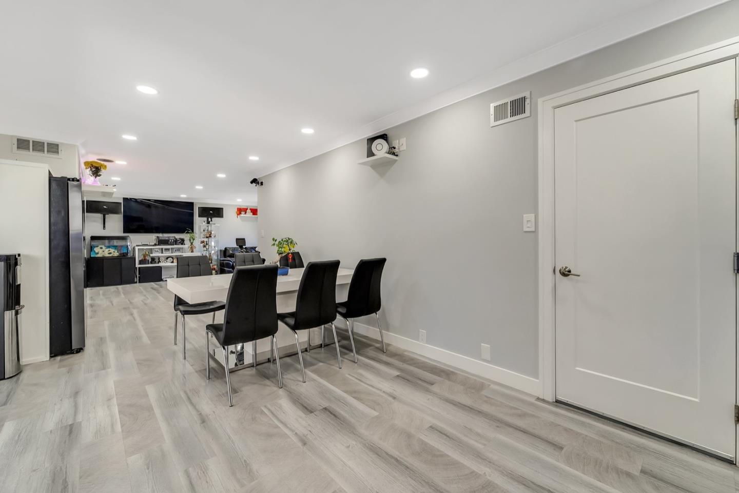 1158 Oakview Road San Jose, CA 95121 - Photo 9 of 23 Gallery Image 9