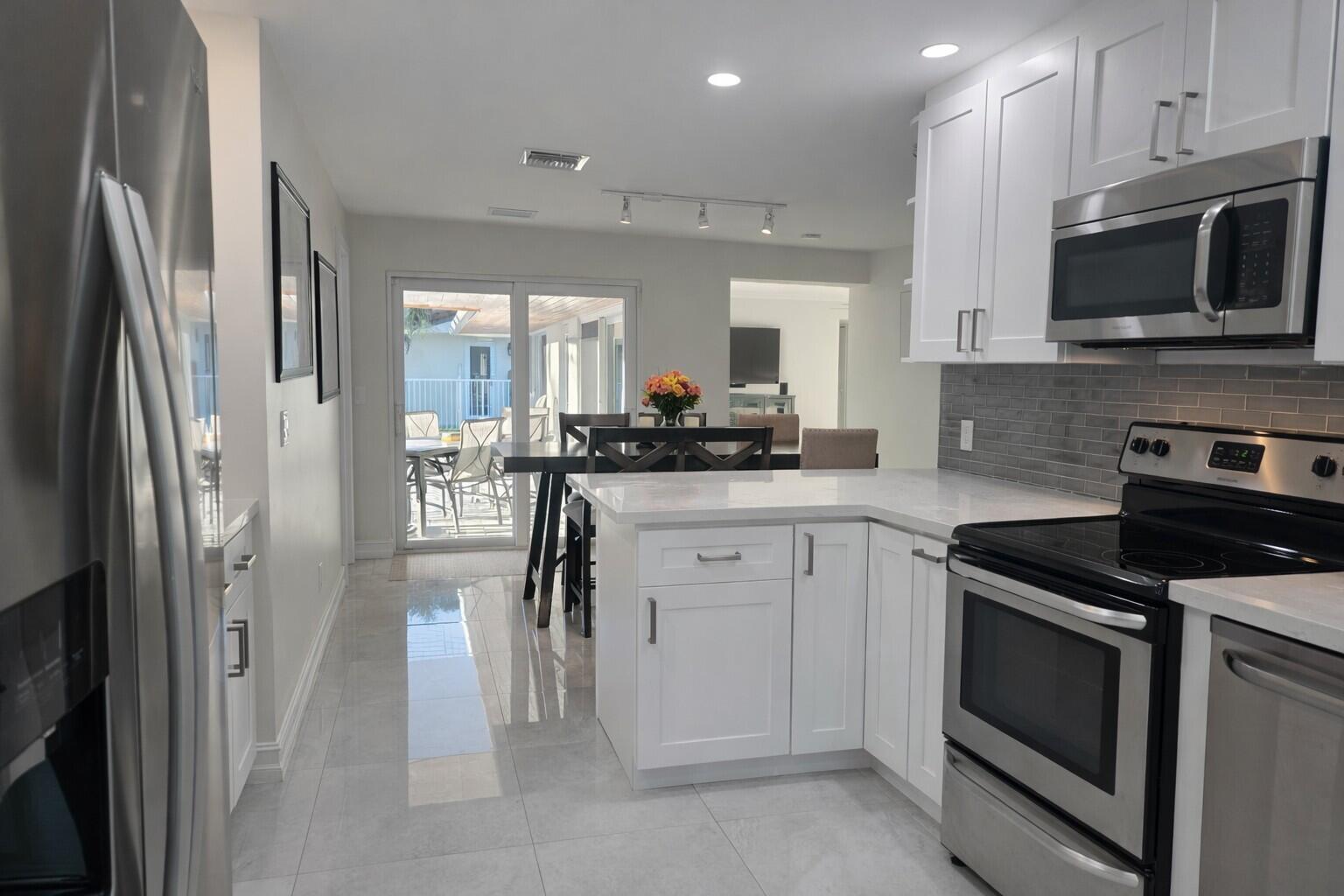 3910 Northeast 26th Avenue Lighthouse Point, FL 33064 - Photo 22 of 32 Kitchen 4