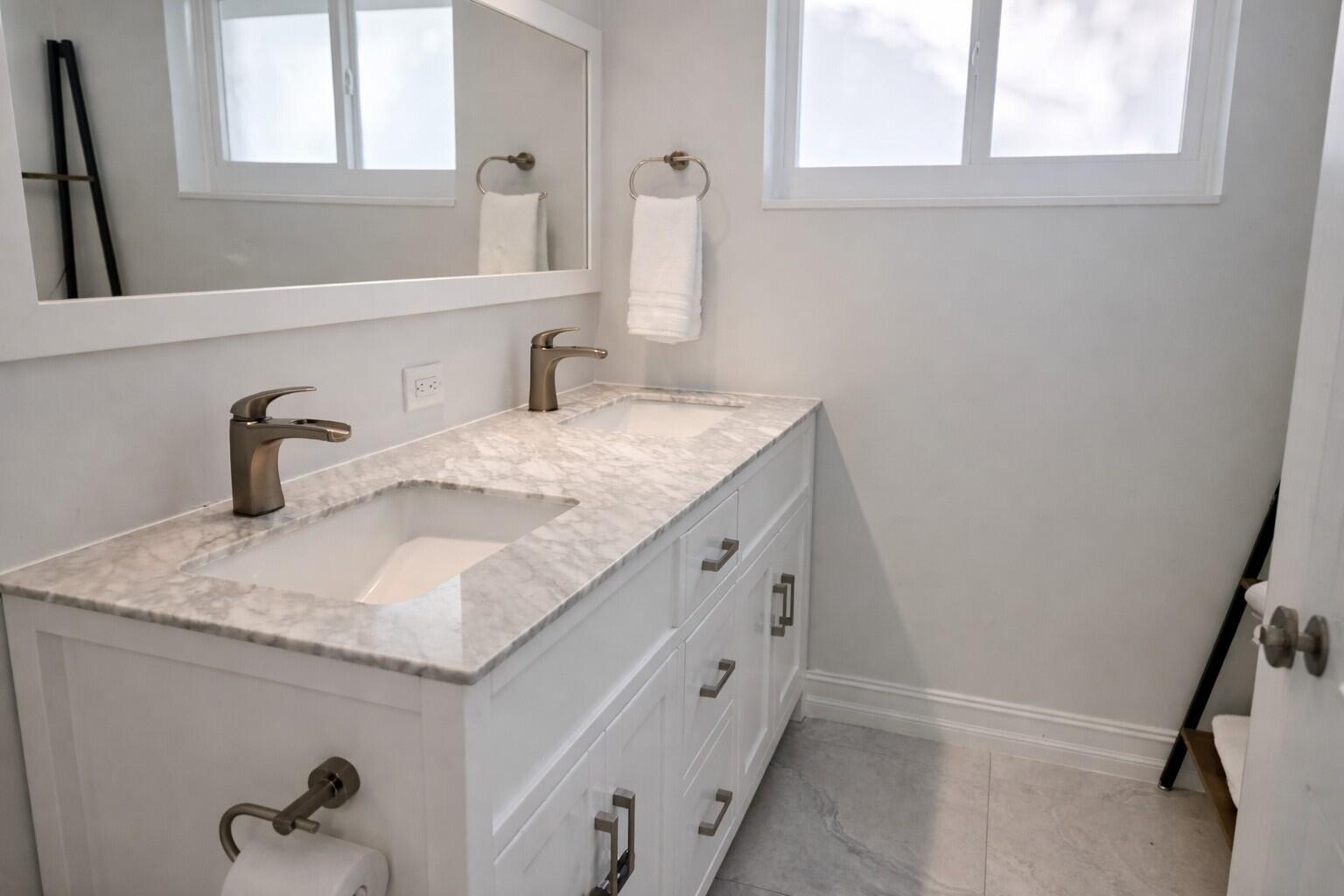 3910 Northeast 26th Avenue Lighthouse Point, FL 33064 - Photo 26 of 32 Bath 5