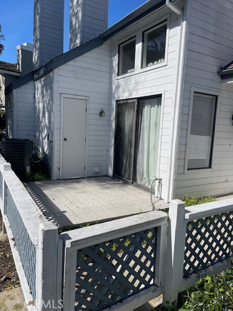 73 Fallingstar Irvine, CA 92614 - Photo 4 of 34 a view of a garage of the house