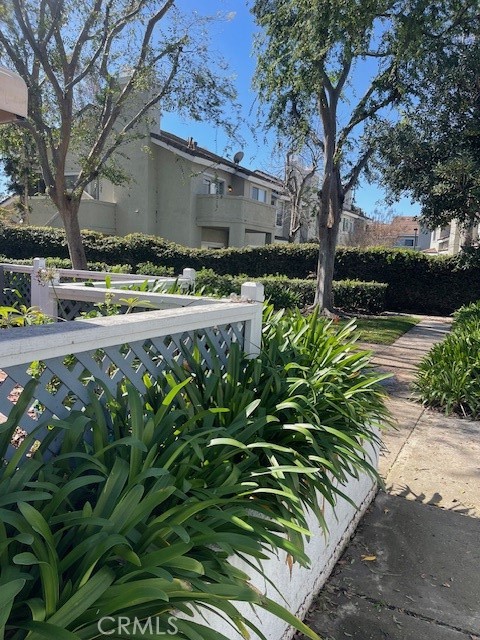 73 Fallingstar Irvine, CA 92614 - Photo 6 of 34 a backyard of a house with lots of green space