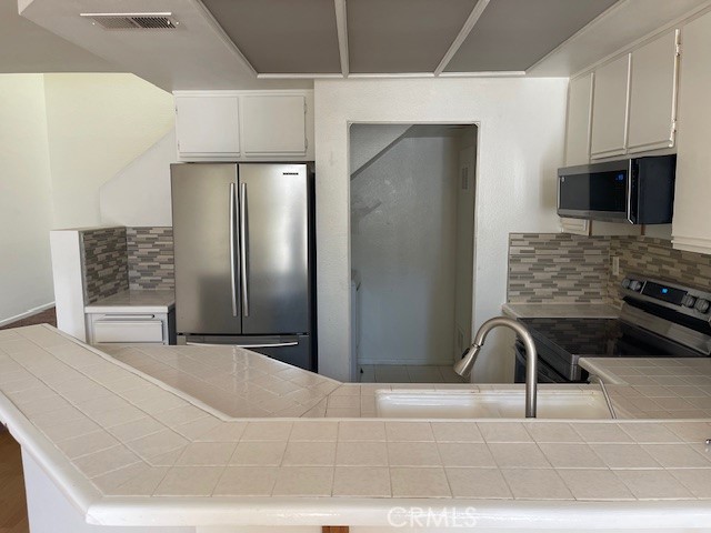 73 Fallingstar Irvine, CA 92614 - Photo 9 of 34 a view of a livingroom with furniture