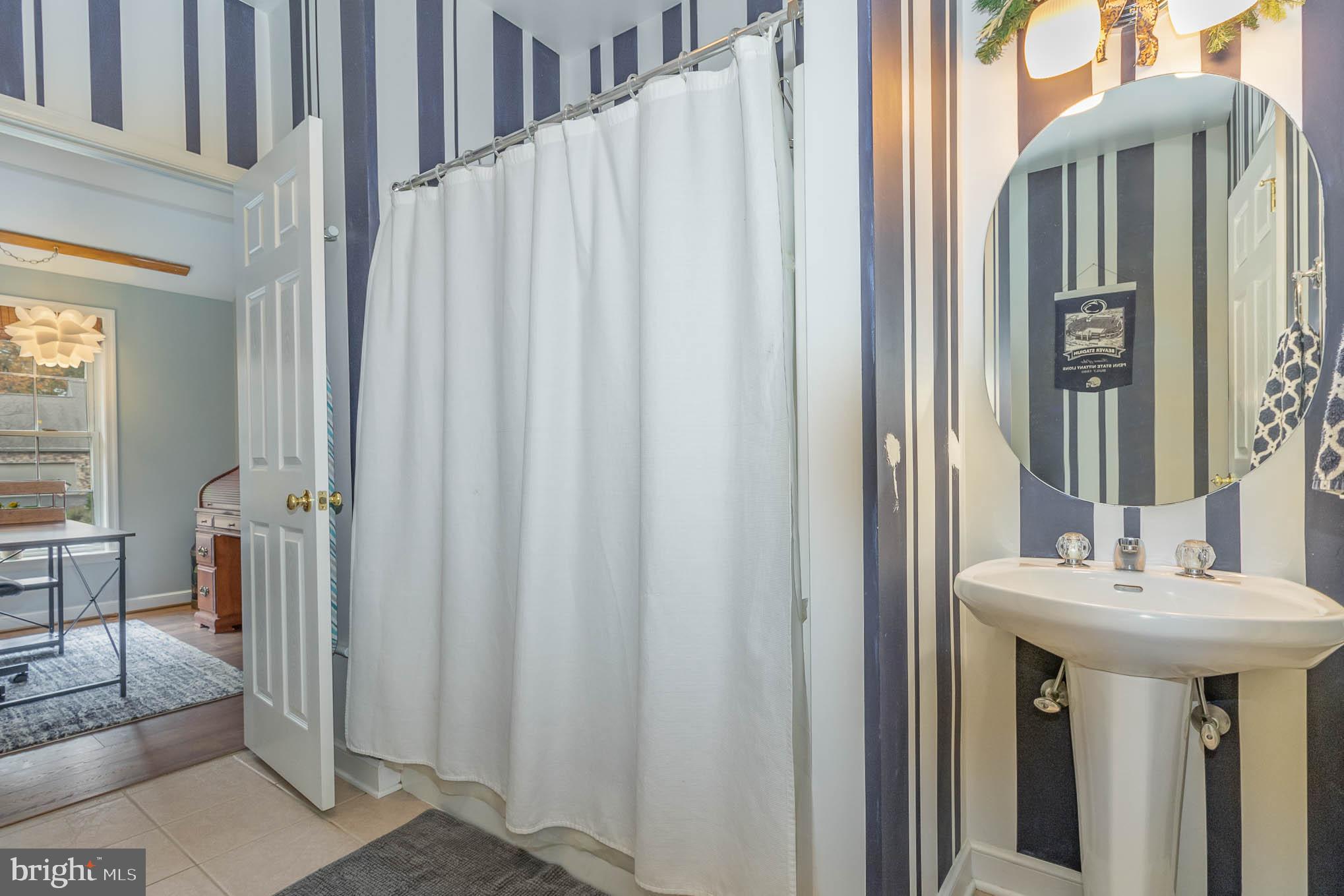 653 Woodburne Road Lewisberry, PA 17339 - Photo 10 of 34 1st Floor Full Bath