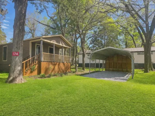 a view of a yard in front of house