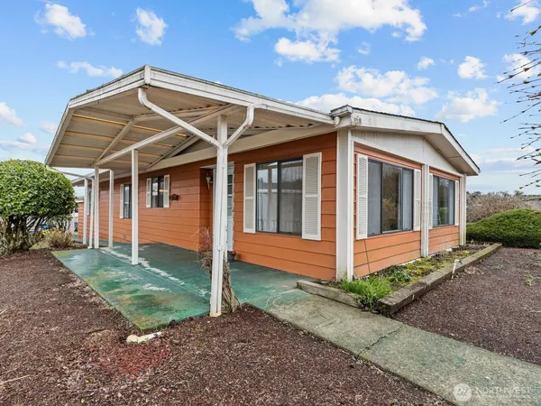 a view of a house with a yard