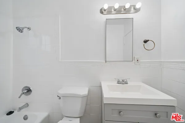 $1,995 | 7209 Willoughby Avenue, Unit 2, Los Angeles, CA 90046