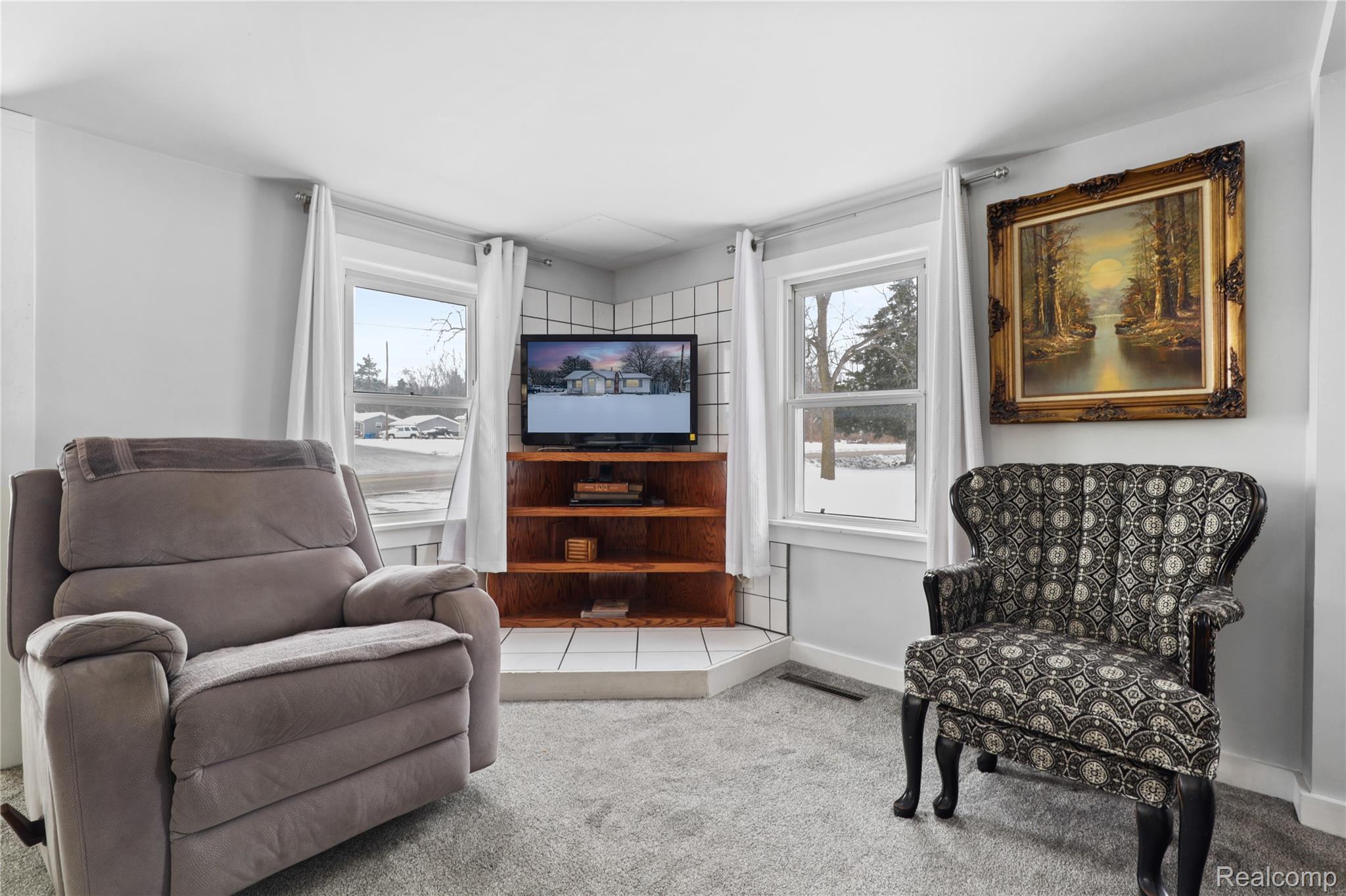 Sitting room with carpet flooring