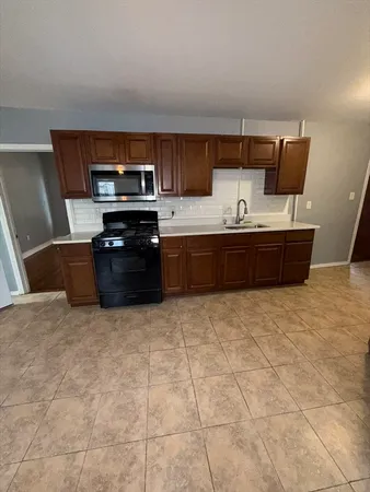 $2,900 | 151 Salem Street, Unit 1, Lowell, MA 01854