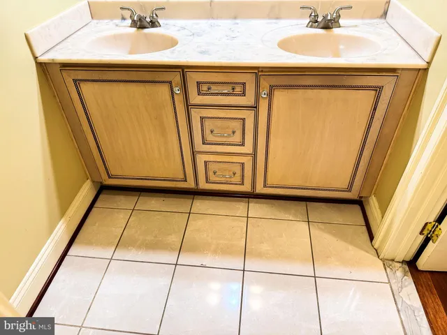 a view of a house with a yard and plants