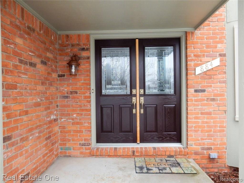 884 Ten Point Drive Rochester, MI 48309 - Photo 5 of 71 AFrontPorch (Large).jpg
