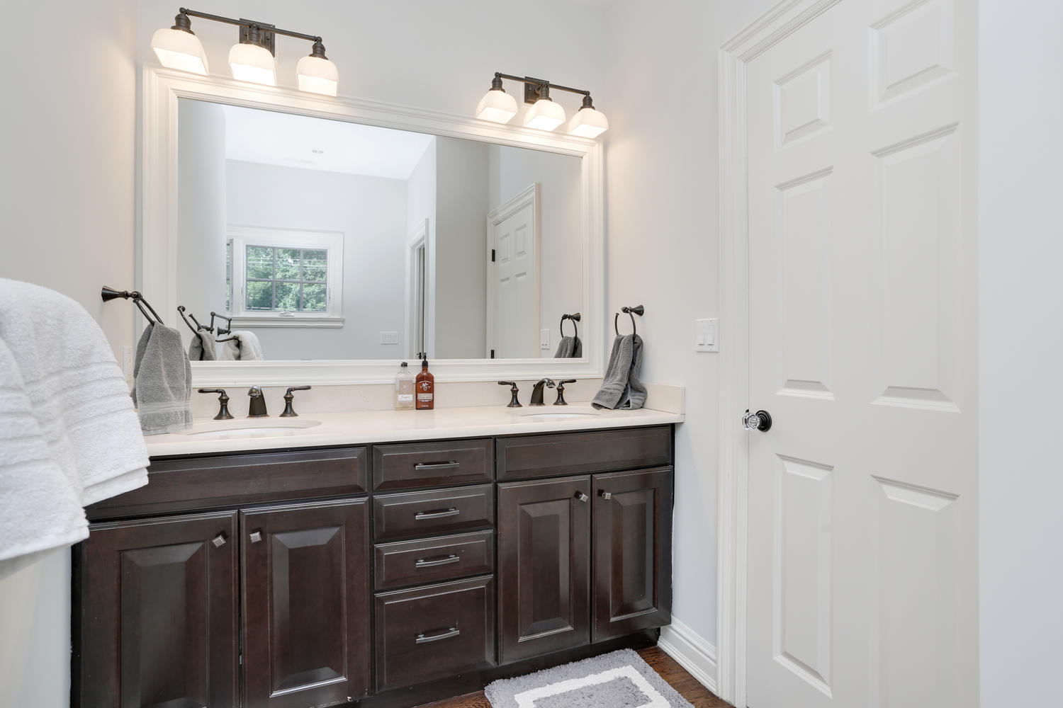 55 Dabney Road New Canaan, CT 06840 - Photo 21 of 39 Jack & Jill bath