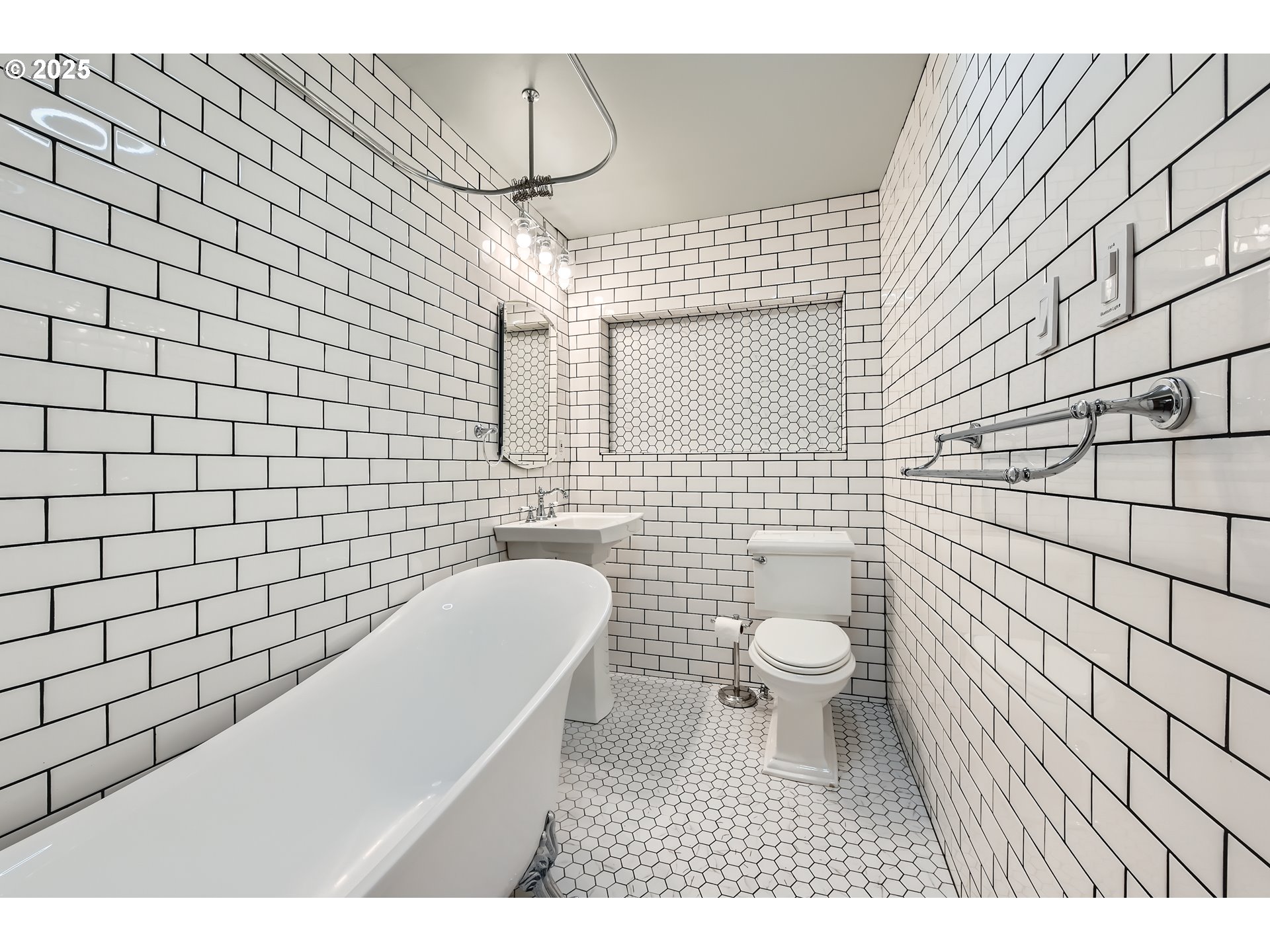 5417 Southwest Garden Home Road Portland, OR 97219 - Photo 18 of 48 Gallery Image 18