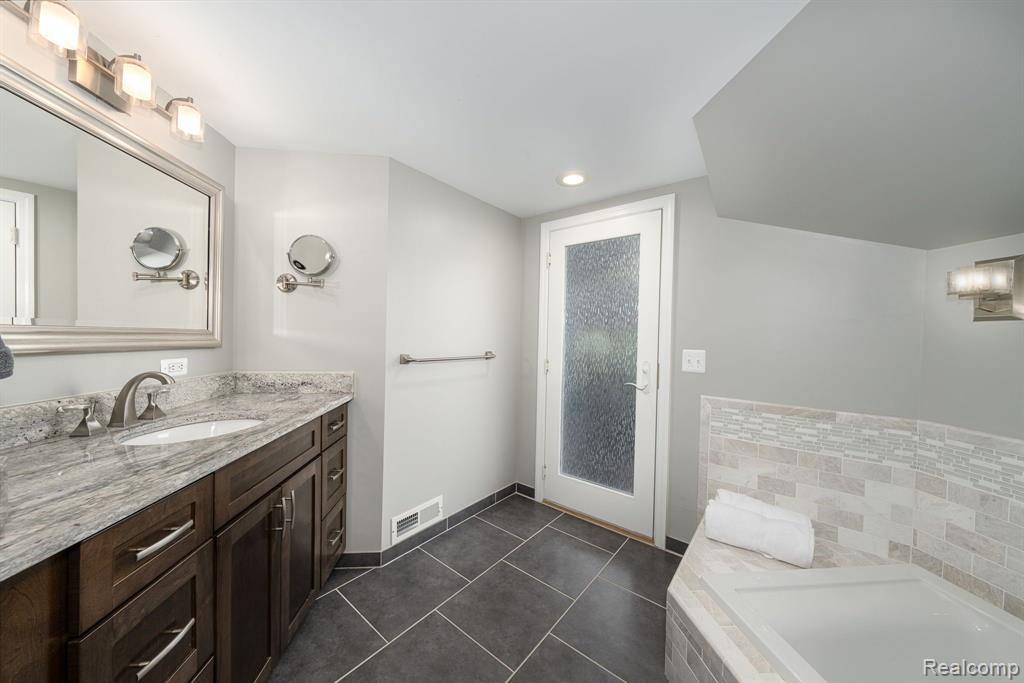 3248 Hickory Lawn Road Rochester Hills, MI 48307 - Photo 16 of 25