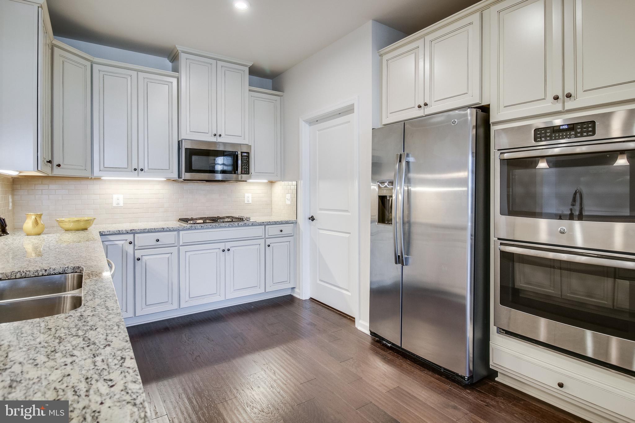 18068 Red Mulberry Road Dumfries, VA 22026 - Photo 7 of 40 double oven, Microwave