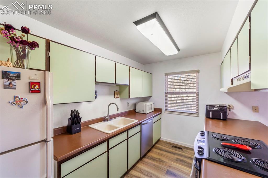 413 Chelton Road Colorado Springs, CO 80910 - Photo 10 of 42