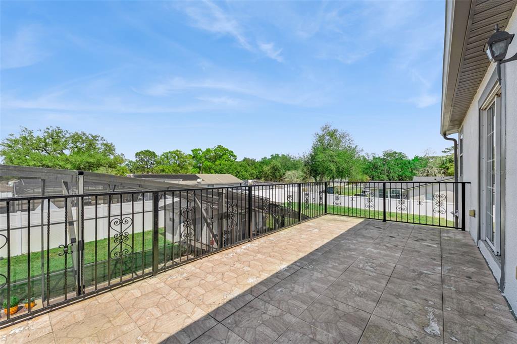 6053 New Hope Road Orlando, FL 32824 - Photo 30 of 40 a balcony with trees in the background