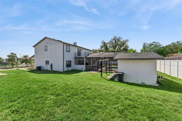 a view of a house with backyard and garden