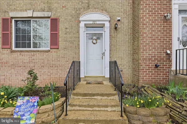 $599,900 | 221 Beacon Drive, Sterling, VA 20164
