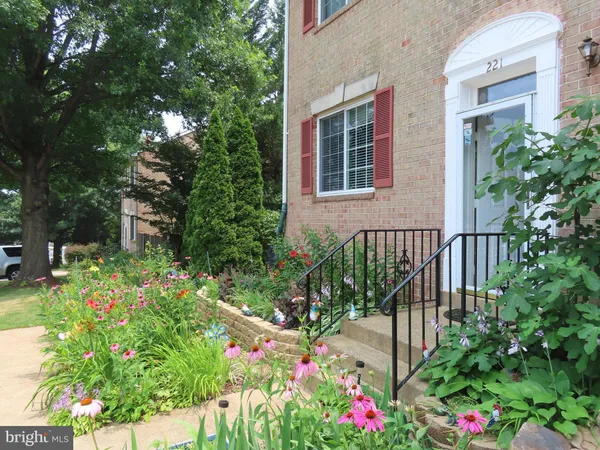 $599,900 | 221 Beacon Drive, Sterling, VA 20164