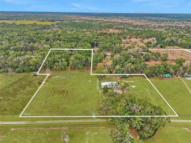 a view of a tennis court