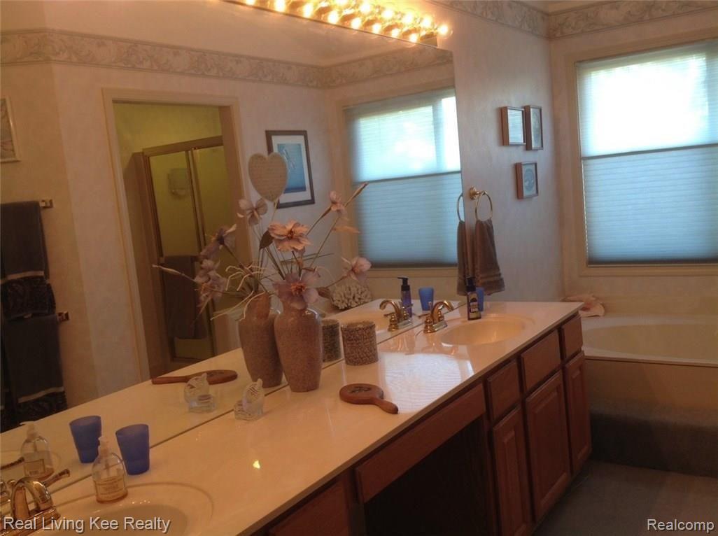 1726 Hillcrest Drive Rochester, MI 48306 - Photo 17 of 38 Master bath.jpg