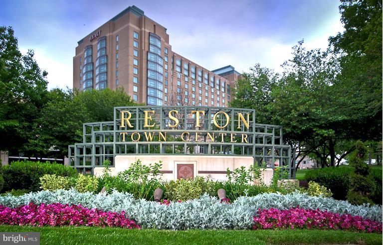 1502 Roundleaf Court Reston, VA 20190 - Photo 4 of 23 Reston Town Center