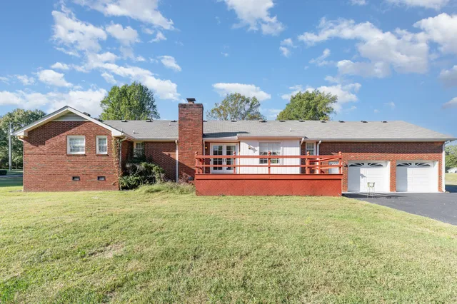 a view of a large yard with an trees