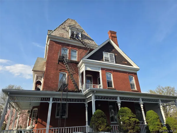 $2,000 | 514 Grand Avenue, Unit 2E, Newburgh, NY 12550