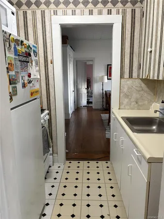 $2,000 | 514 Grand Avenue, Unit 2E, Newburgh, NY 12550