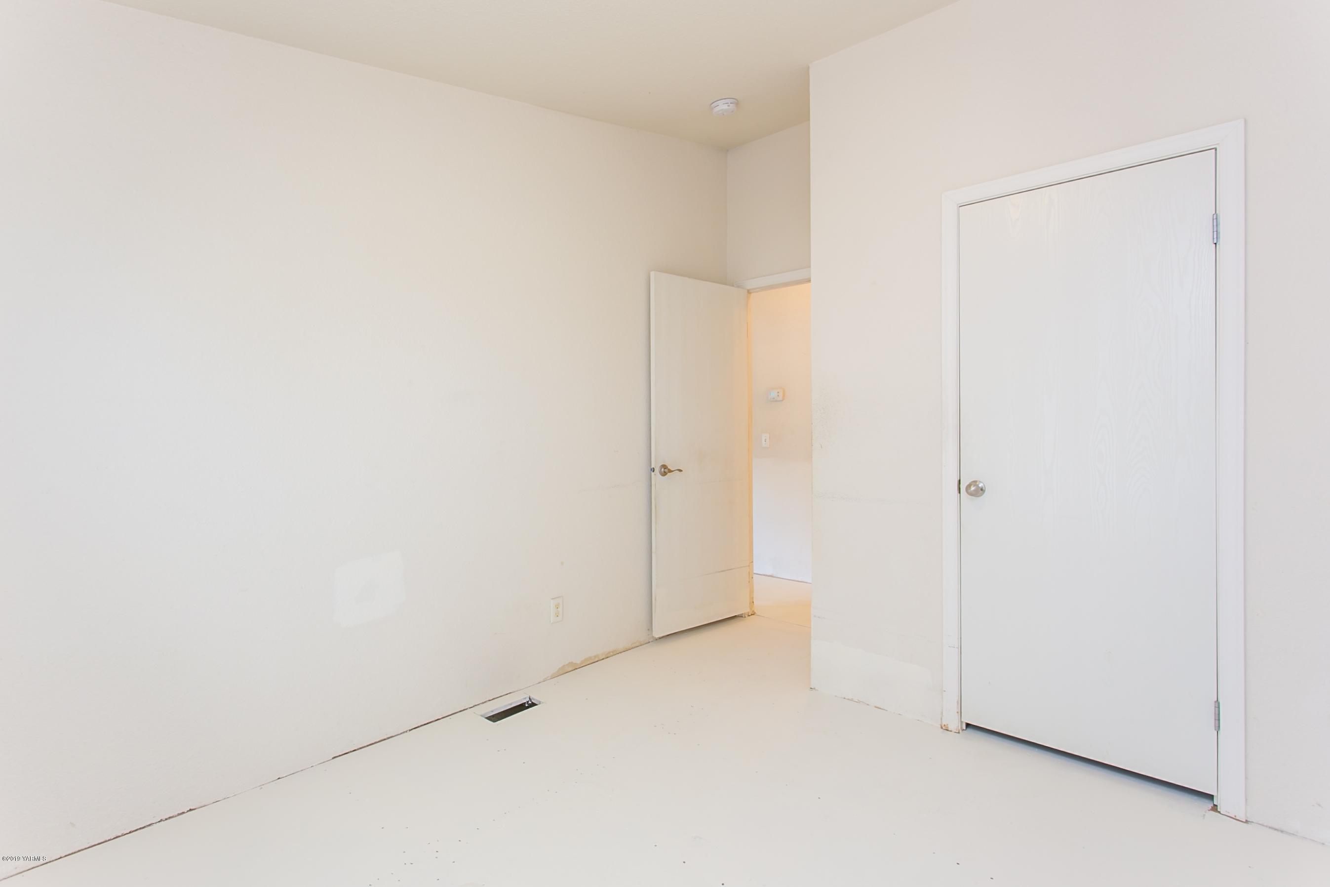 1263 Mountainview Road Grandview, WA 98930 - Photo 11 of 19 a view of small space