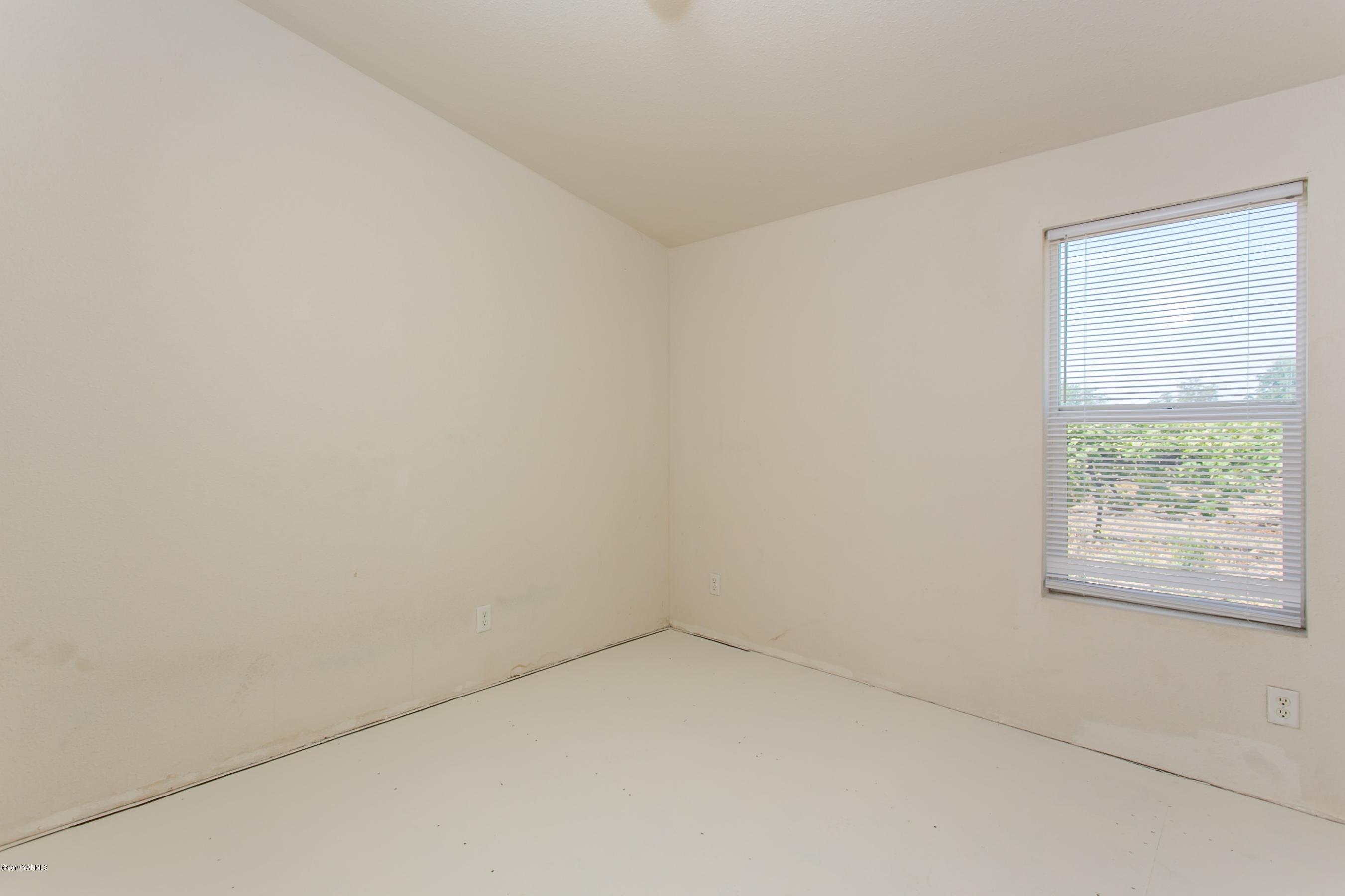 1263 Mountainview Road Grandview, WA 98930 - Photo 12 of 19 an empty room with a window